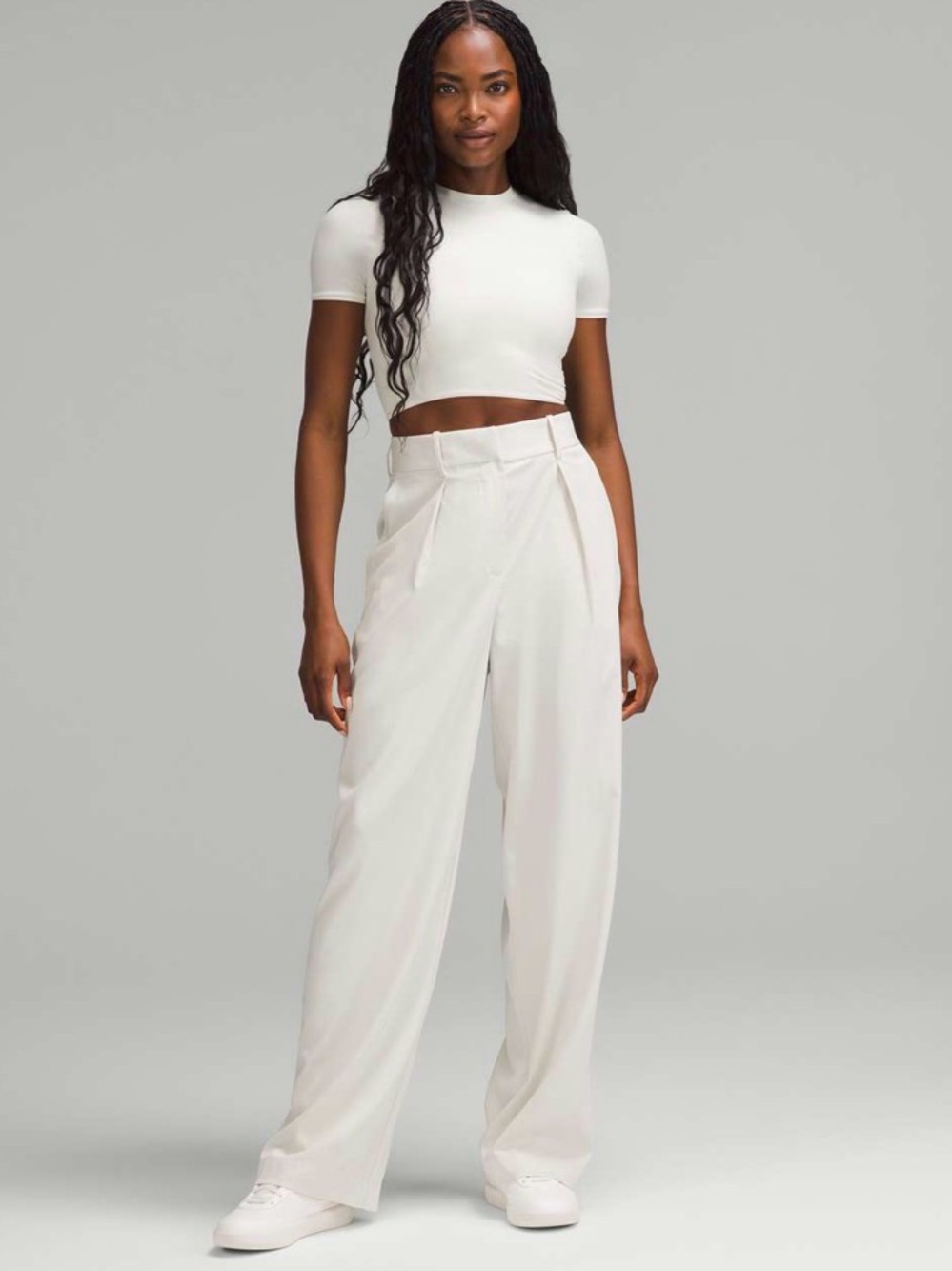 LULULEMON • Pleat-Front High-Rise Trouser Regular
Bone size 6 wide leg W5GQ3S